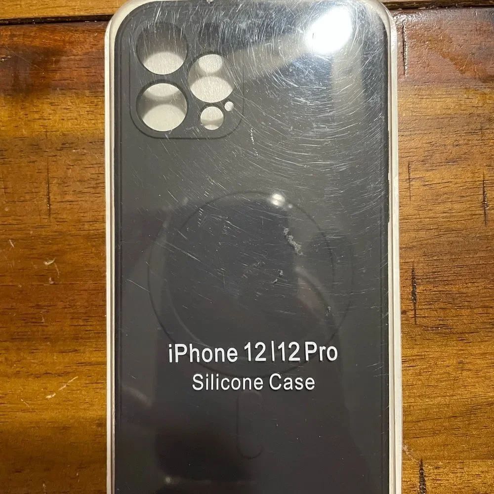 NWT Apple IPhone 12/12 Pro Silicone Black Case with MagSafe